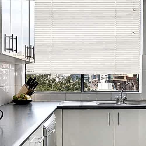 allure_-_aluminium_jaloezie_25mm_-_snow_white_7024_ALUST-25-7024_detail_800x875_1-1200x1600